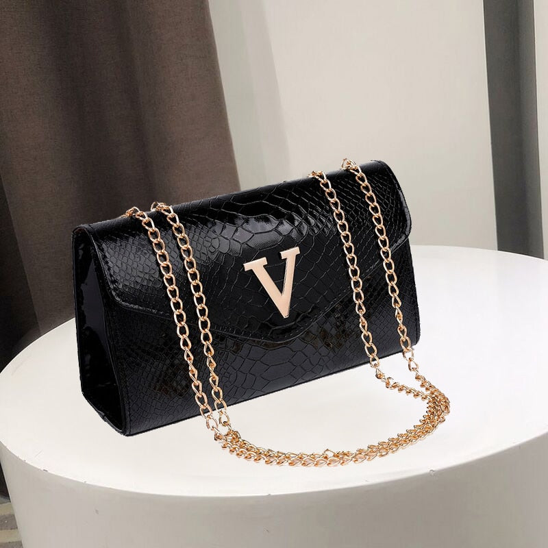 V LETTER DETAILED BLACK BAG