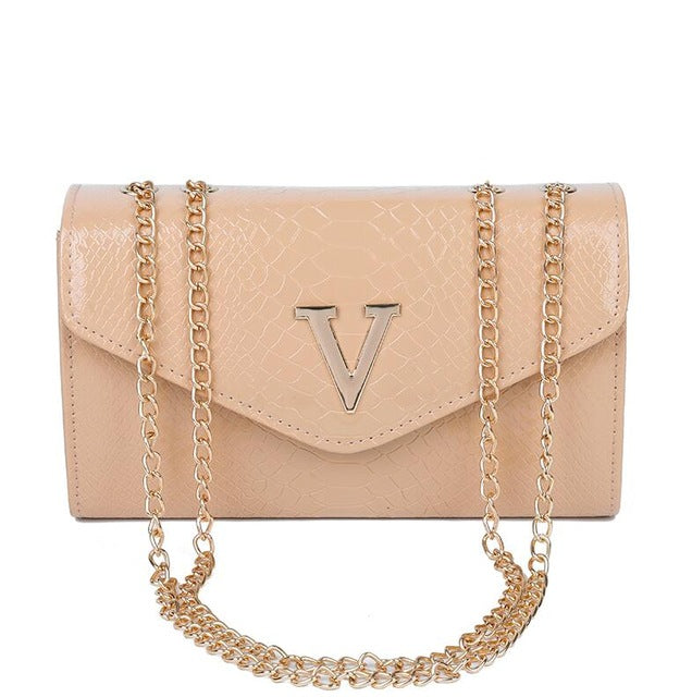 V LETTER DETAILED BLACK BAG