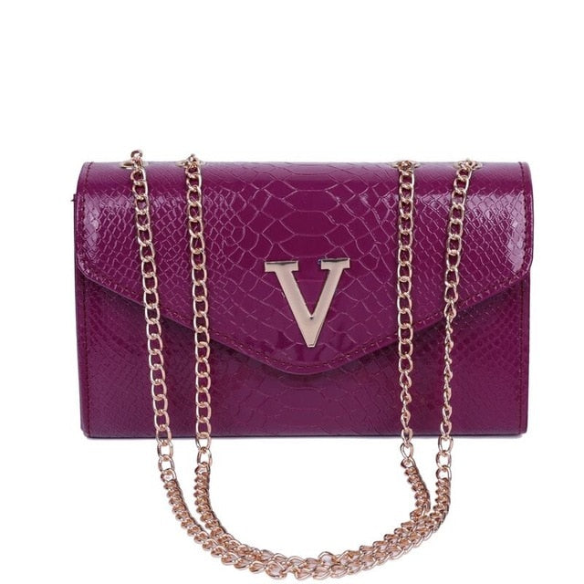 V LETTER DETAILED BLACK BAG