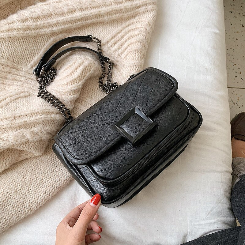 BLACK CHAIN DETAILED BURGUNDY BAG