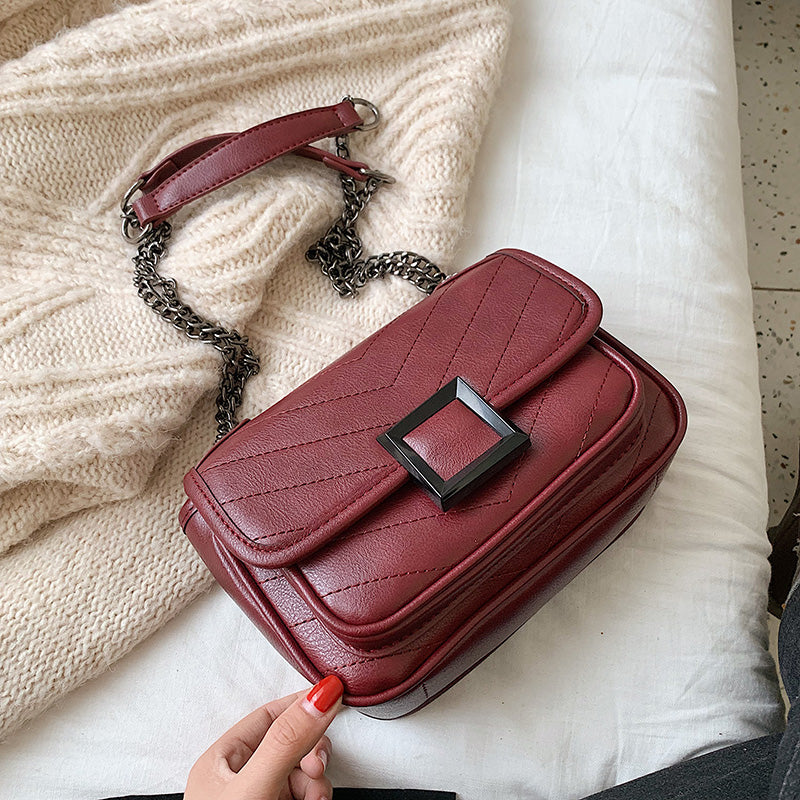 BLACK CHAIN DETAILED BURGUNDY BAG