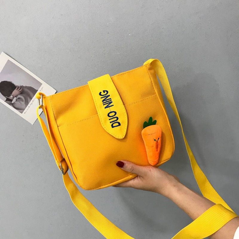 CARROT DETAILED SHOULDER BAG