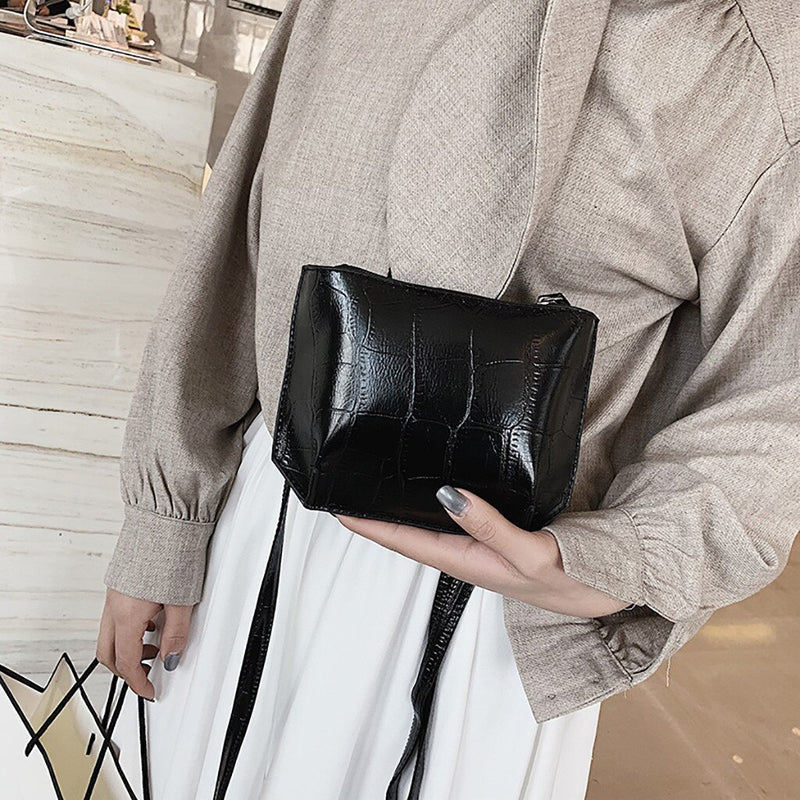 SIMPLE BLACK SHOULDER BAG