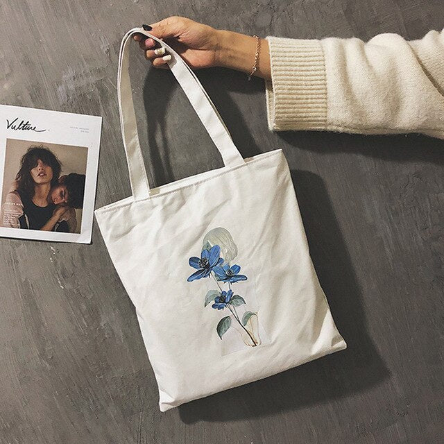 A WOMAN PRINTED CANVAS BAG