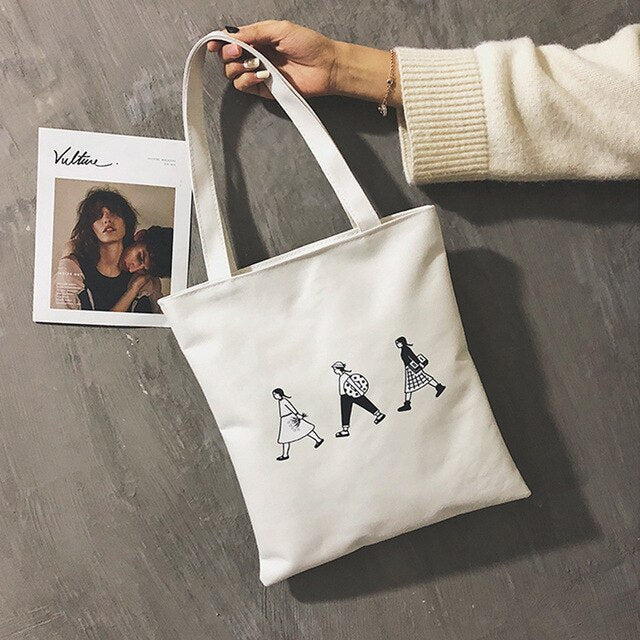 A WOMAN PRINTED CANVAS BAG