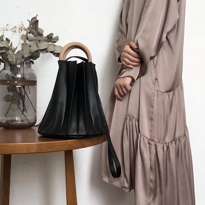 THREE-DIMENSIONAL PLEATED BLACK BAG