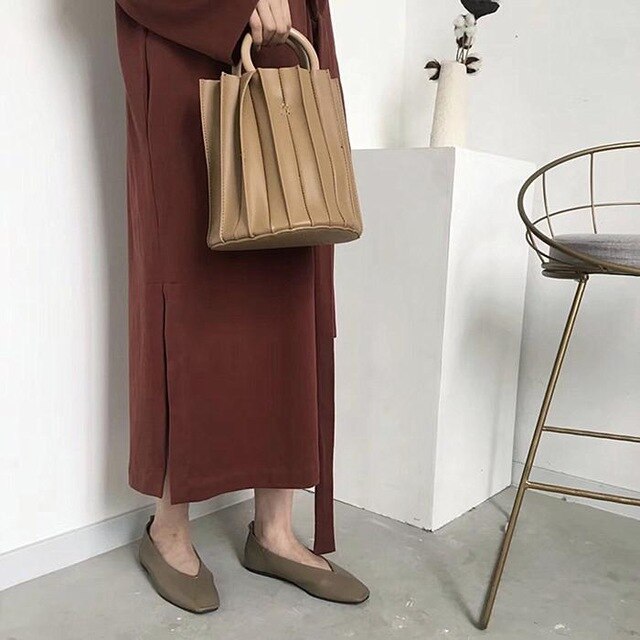 THREE-DIMENSIONAL PLEATED BLACK BAG