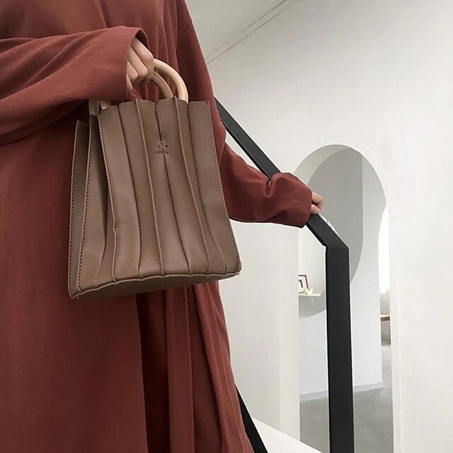 THREE-DIMENSIONAL PLEATED BLACK BAG