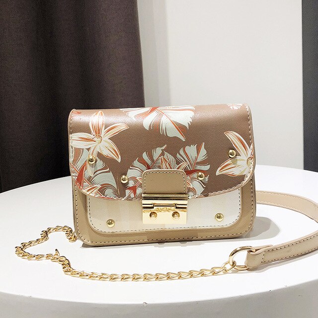 FLORAL PATTER DETAILED SHOULDER BAG