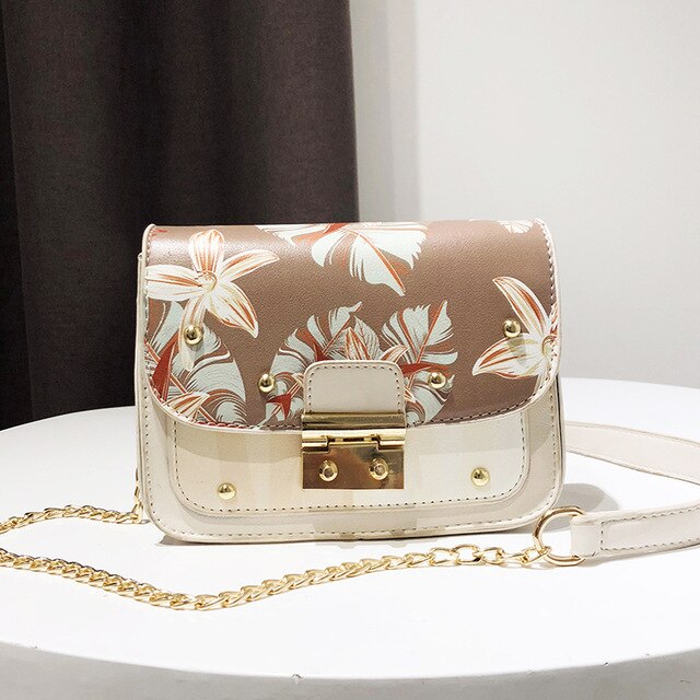 FLORAL PATTER DETAILED SHOULDER BAG